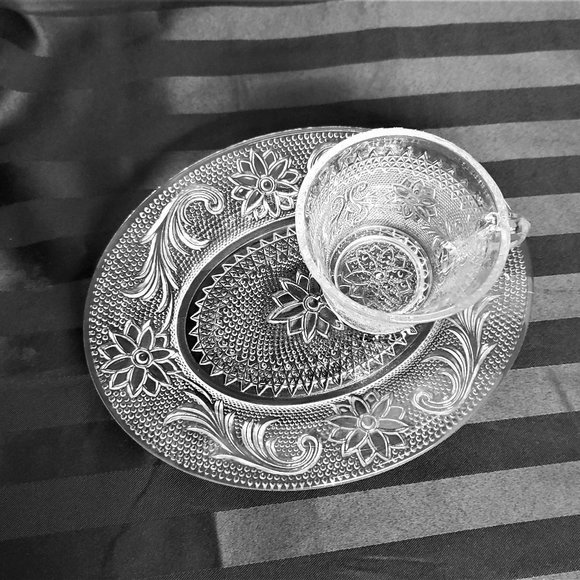 Vintage 70's,  Complete Set of 4.Crystal Snack set by "A Tiara" in original box. - Picture 1 of 4